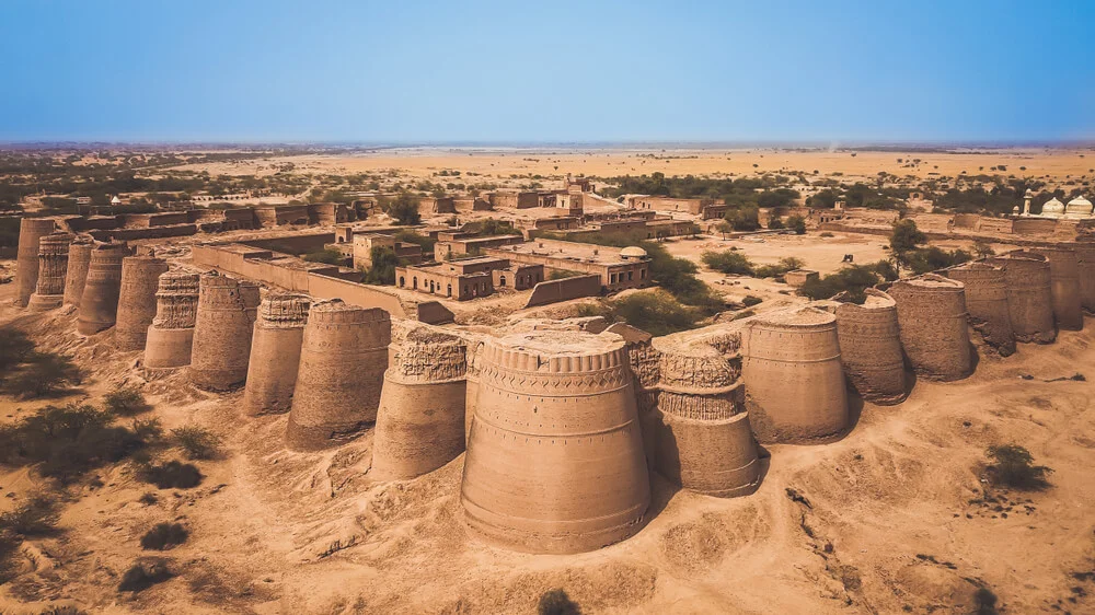 Cholistan desert is one of the deserts that exist in Pakistan.